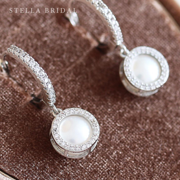 Stella Bridal＊キュービックジルコニア パヴェフープとパールチャームのピアス シルバー 1枚目の画像