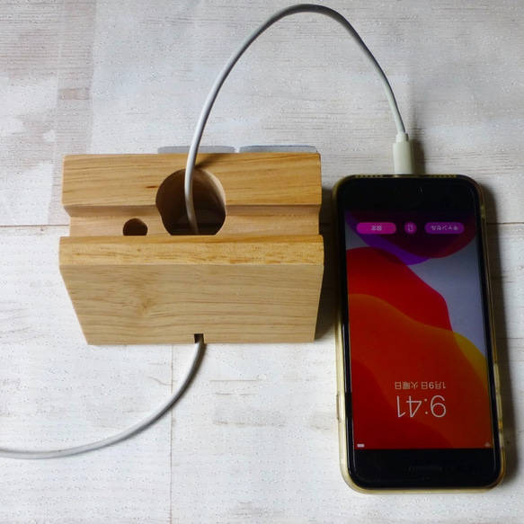 【新作】スマホスタンド　木製　コレべリタイル貼り　充電可能 6枚目の画像