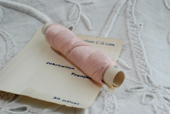 **アンティーク糸 Coton brillant CG 紙筒糸巻き コットン 淡いピンク 3枚目の画像