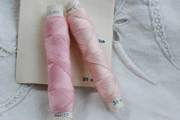 **アンティーク糸 Coton brillant CG 紙筒糸巻き コットン 淡いピンク 6枚目の画像