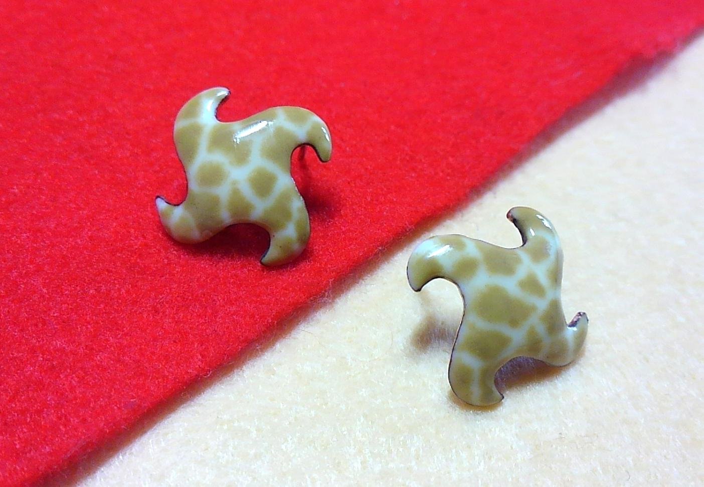 キリン柄手裏剣ピアス