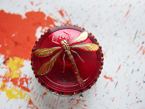 蜻蛉　シャムルビーヴェガ　チェコガラスボタンのピルケース　小さなジュエリーボックス　一点限り 2枚目の画像