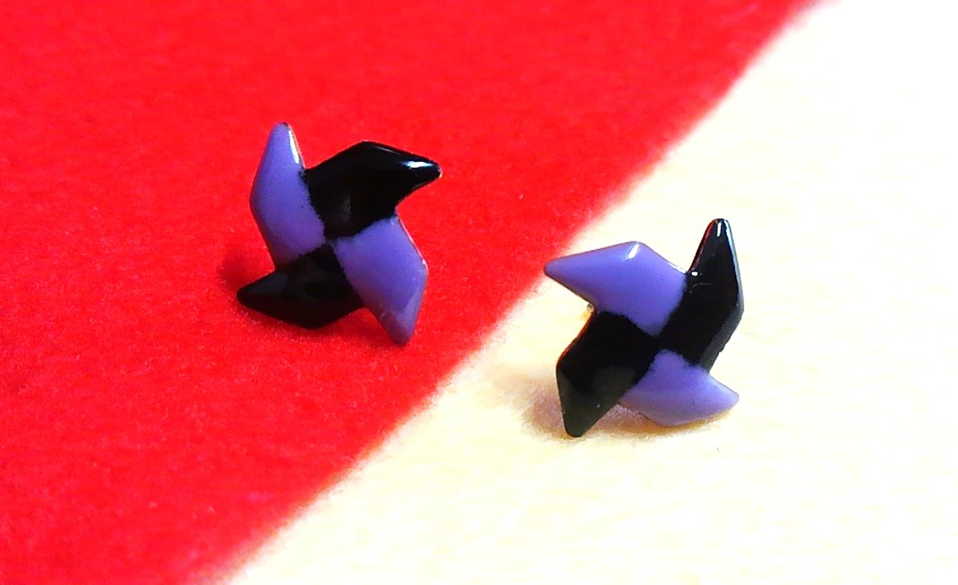 カザ車スタッドピアス　黒xモーブ