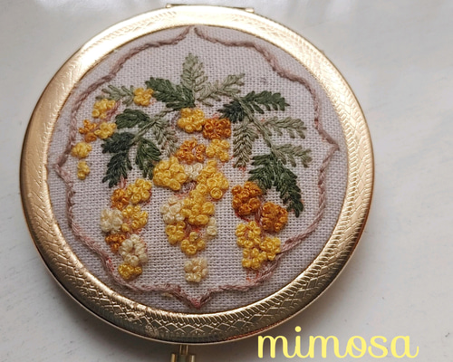 手刺繍 木製ハンドミラー 楽天市場】手鏡 ビーズ 刺繍 コンパクト （ 携帯用 ミラー ハンド