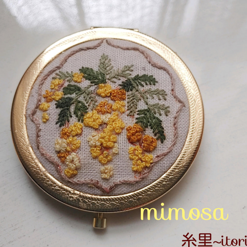 手刺繍コンパクトミラー「ミモザ」 手鏡 糸里~itori~ 通販｜Creema 