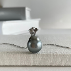 黒蝶真珠 大粒バロックパール 大人可愛いラ・フランスのペンダントネックレス 3枚目の画像