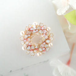 櫻花和棉質珍珠花環胸針 第2張的照片