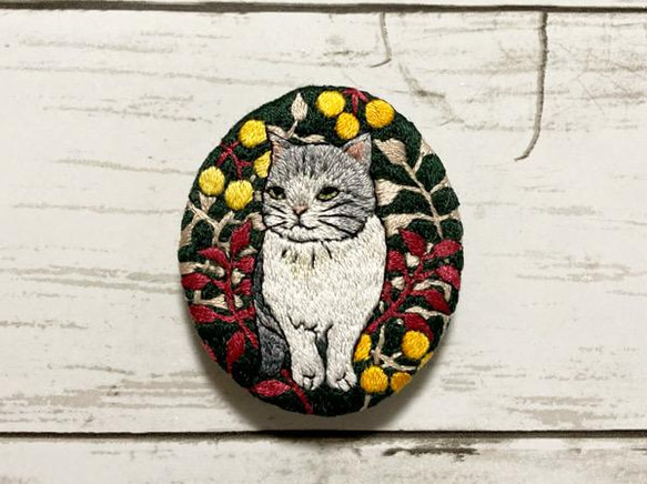 手刺繍オリジナルブローチ＊猫と黄色い実 1枚目の画像