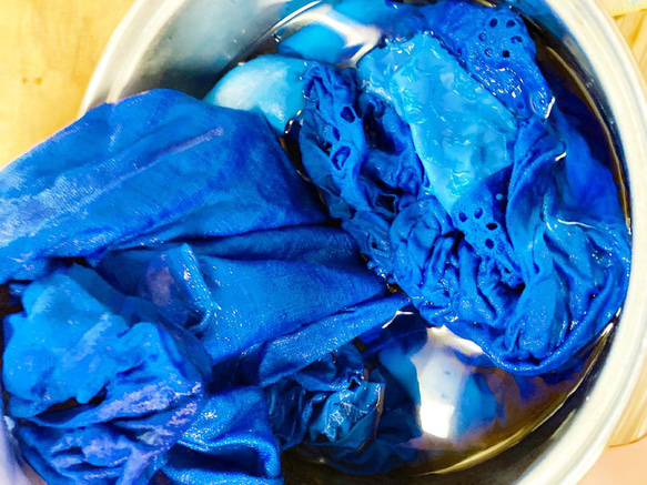 【深い群青に染めたリネンとコットン刺繍の大判ストール】 9枚目の画像