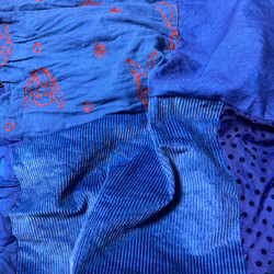 【深い群青に染めたリネンとコットン刺繍の大判ストール】 6枚目の画像