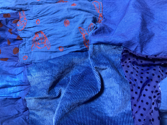 【深い群青に染めたリネンとコットン刺繍の大判ストール】 6枚目の画像