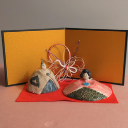 新作雛人形『紬-撫子』は陶人形でブランド『やす波窯』の手作り作品です。季節のインテリアとしてお楽しみください。 1枚目の画像