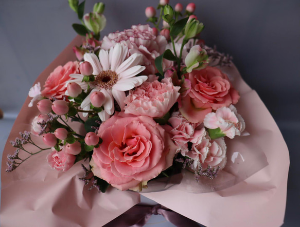 生花のフラワーアレンジメント　ピンク系（サークルBOX） 4枚目の画像