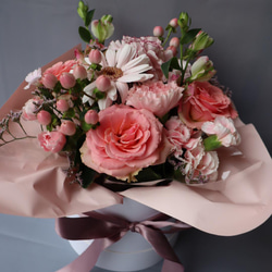 生花のフラワーアレンジメント　ピンク系（サークルBOX） 6枚目の画像