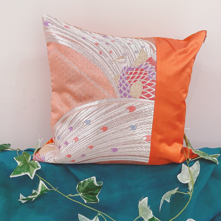着物　クッションカバー　和柄　和風　ピンク　孔雀　クジャク　羽　鳥　流星　シルク　着物リメイク　帯　アップサイクル