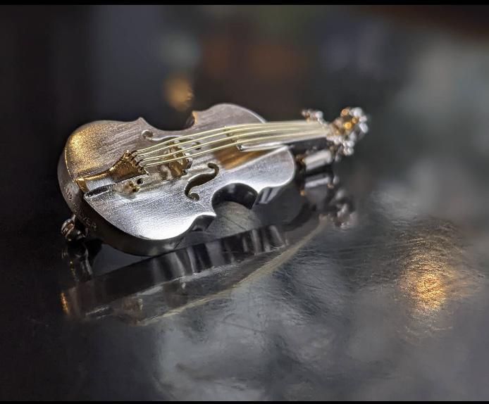 バイオリンシルバーブローチ(弦K18)送料無料