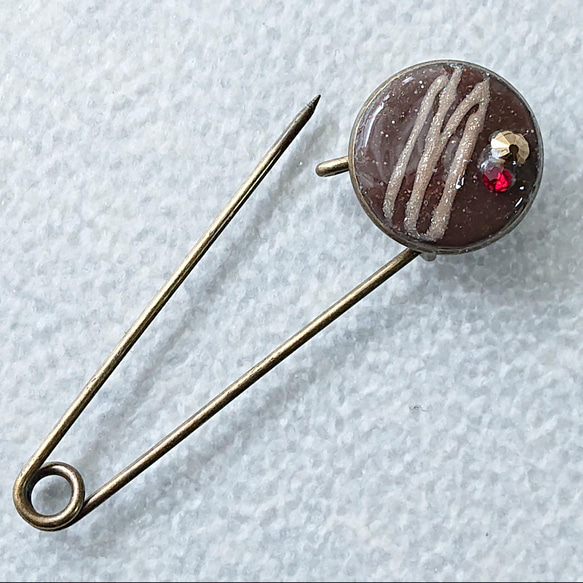 No.13  チョコレートのカブトピンブローチ ストールピン バレンタイン 3枚目の画像