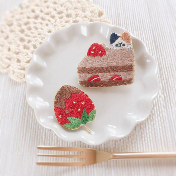 【特色】草莓、巧克力蛋糕、貓咪刺繡胸針套裝 第1張的照片