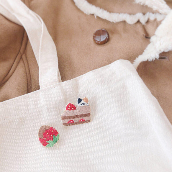 【特色】草莓、巧克力蛋糕、貓咪刺繡胸針套裝 第5張的照片