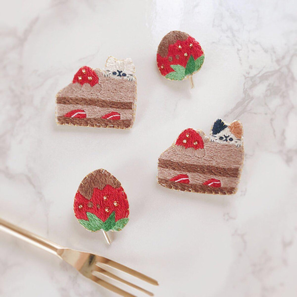 【特色】草莓、巧克力蛋糕、貓咪刺繡胸針套裝 第2張的照片
