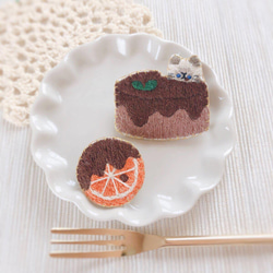 オランジェットとチョコケーキと猫の刺繍ブローチセット 1枚目の画像