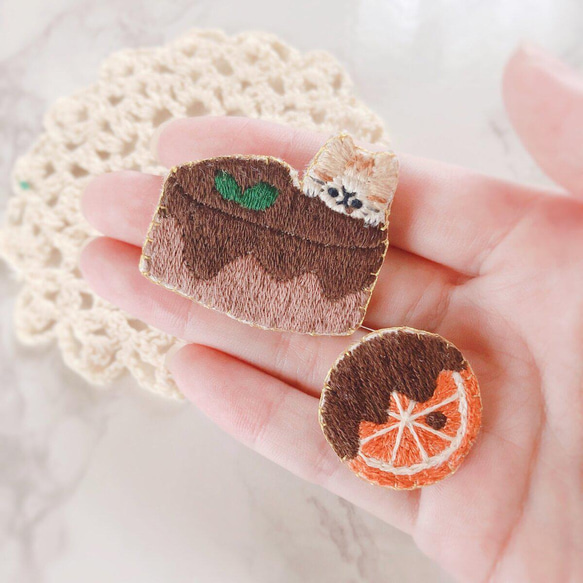 橘子、巧克力蛋糕和貓咪刺繡胸針套裝 第3張的照片