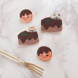 橘子、巧克力蛋糕和貓咪刺繡胸針套裝 第2張的照片