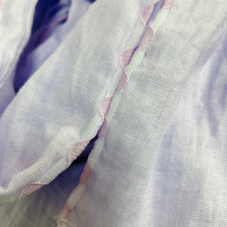 花粉離脱効果あります！サイド刺繍が可愛い薄紫の紫陽花色　抗菌防臭素材ダブルガーゼの大判ストール　おまけ付き 7枚目の画像