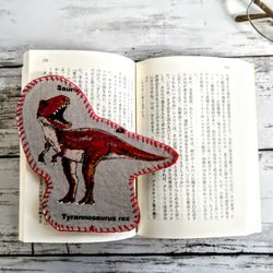 恐竜シリーズ　ティラノザウルスのしおり　ブックマーク　フェルト　手縫いの刺繍　 2枚目の画像