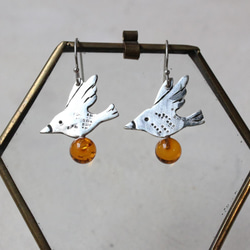 鳥と琥珀のピアス　silver/azur 2枚目の画像