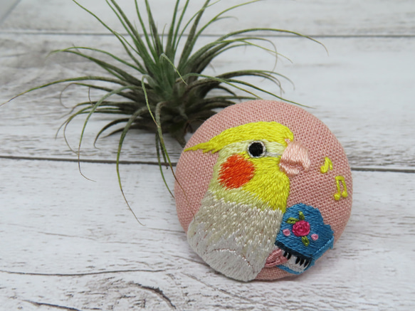 【リニューアル】「トイピアノ弾き語り♪オカメインコ」くるみボタン鳥の刺繍ブローチ☆動物楽器シリーズ7 1枚目の画像