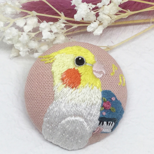 くるみボタン 鳥刺繍 ブローチ （刺繍ブローチ ミモザとつばめ