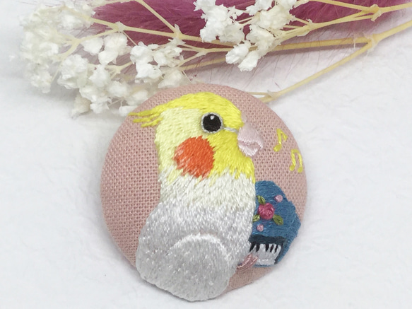 くるみボタン　鳥刺繍　ブローチ 刺しゅう ホオミドリウロコインコ ブローチ くるみボタン 鳥