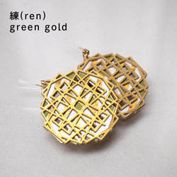 紙の耳飾り karupi 『練(ren)』green gold 1枚目の画像