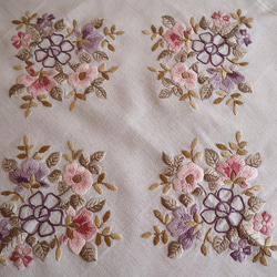 ドイツの手仕事/素敵なニュアンスカラーのお花の手刺繍 生地 コットン混紡素材 (ヴィンテージ) 8枚目の画像