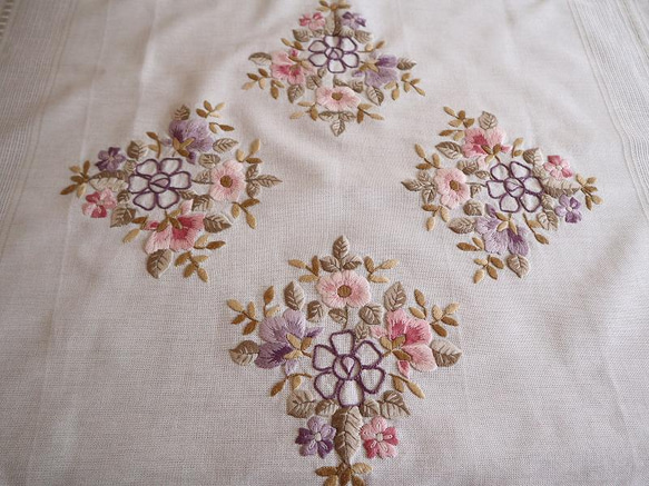 ドイツの手仕事/素敵なニュアンスカラーのお花の手刺繍 生地 コットン混紡素材 (ヴィンテージ) 3枚目の画像
