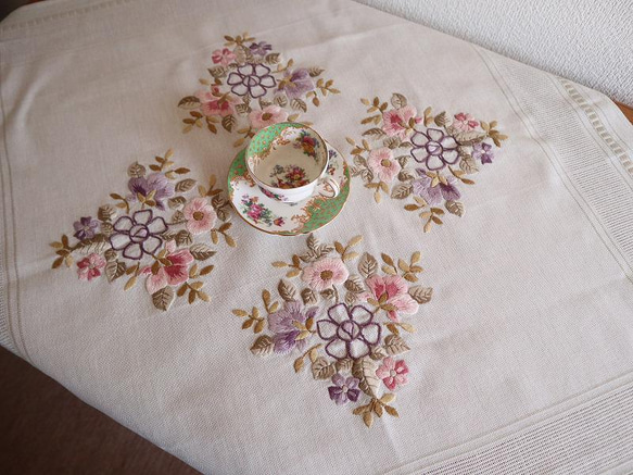 ドイツの手仕事/素敵なニュアンスカラーのお花の手刺繍 生地 コットン混紡素材 (ヴィンテージ) 6枚目の画像