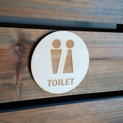 木製サインプレート 丸型 メッセージプレート ドアプレート TOILET トイレ 男女 タイプD 2枚目の画像