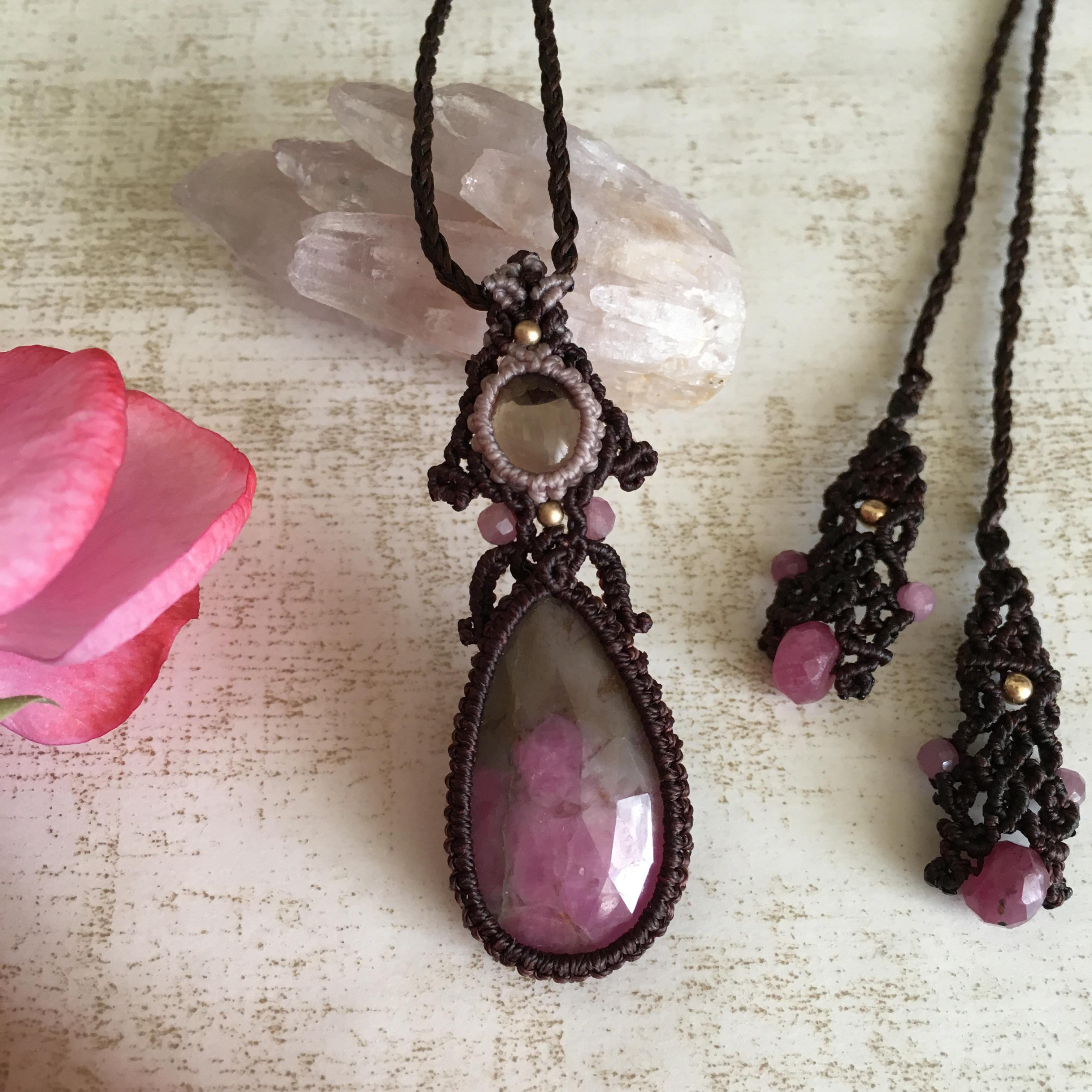 ローズカットのサファイアペンダント