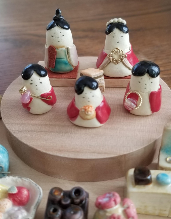 陶の小さなお雛様（2段飾り円形）ⒷJapanese doll figurines 3枚目の画像