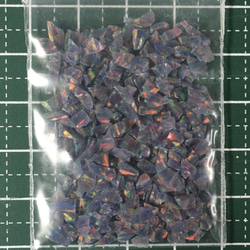 《人工オパール》(ネオンオパール) 原石 ブラック/赤斑 3.4g ㉘ (樹脂含侵) 2枚目の画像
