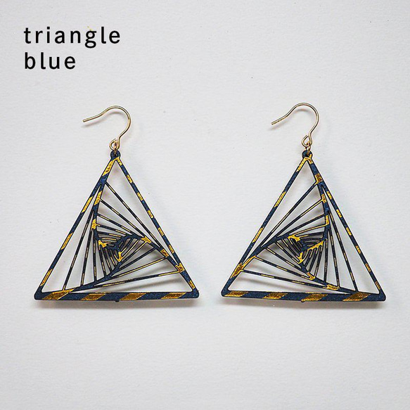 紙の耳飾り karupi 『triangle』blue 1枚目の画像