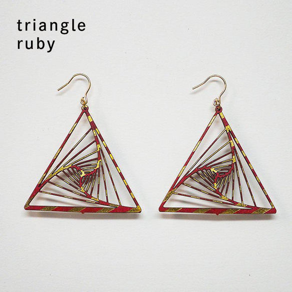 紙の耳飾り karupi 『triangle』ruby 1枚目の画像