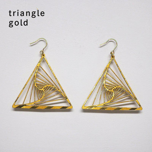 紙の耳飾り karupi 『triangle』gold 1枚目の画像