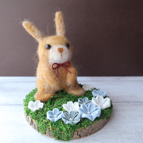 野ウサギとつまみ花の置物《ビリー君の休日》／つまみ細工／羊毛