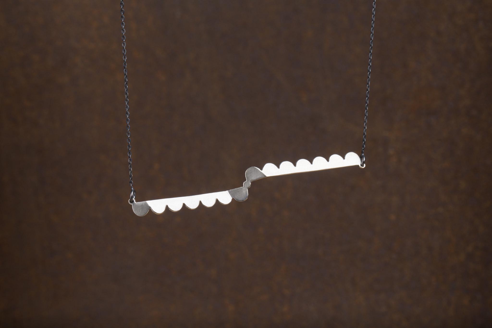 アプセット/アップターンミスビアードフォールドモノクロシルバーネックレスシルバーショートネックレス