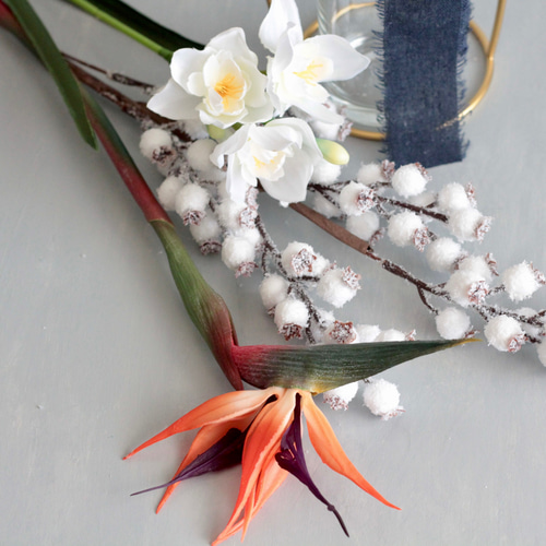 スイセンと雪の花とストレチア】｜アーティフィシャルフラワー 花瓶