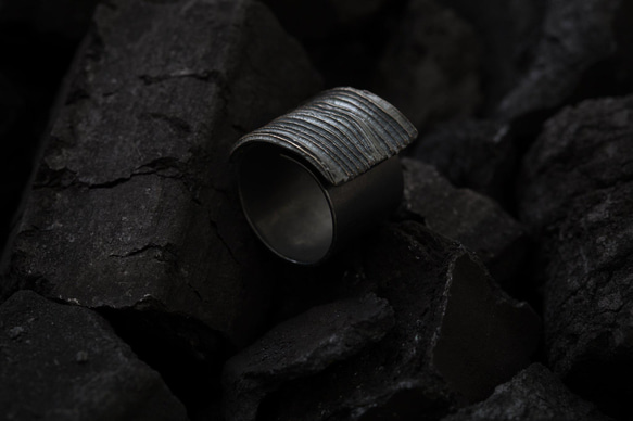 Calligraphy 墨摺 行縱戒指 Oxidized Silver Ring - Forwarding 第2張的照片