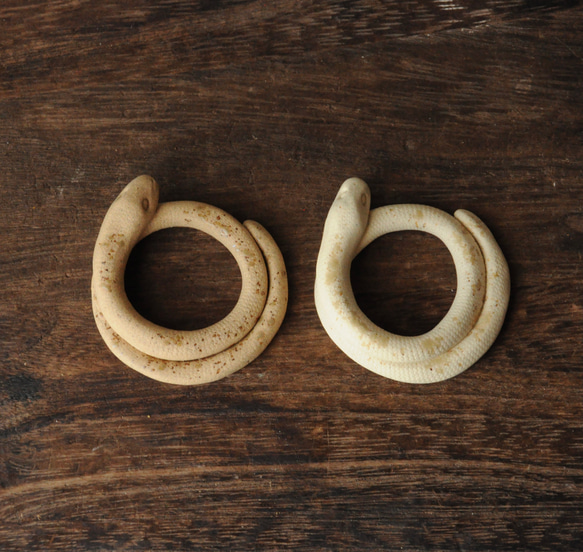 １個＊【白・薄茶】陶器のヘビの箸置き/オブジェ 4枚目の画像