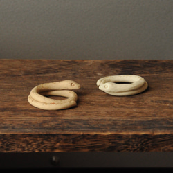 １個＊【白・薄茶】陶器のヘビの箸置き/オブジェ 1枚目の画像